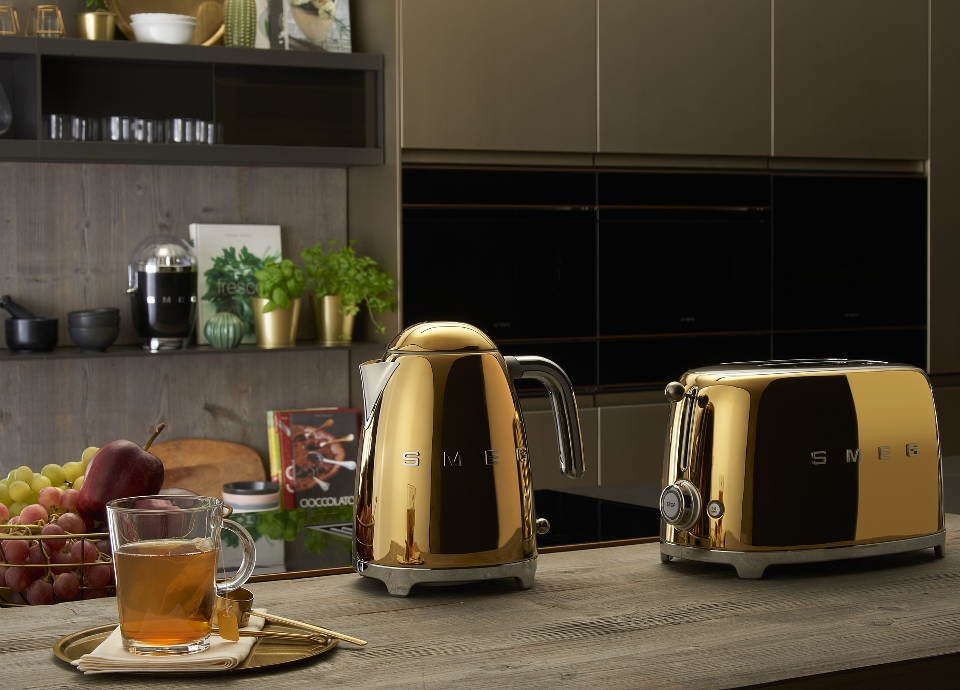 Золотий чайник SMEG